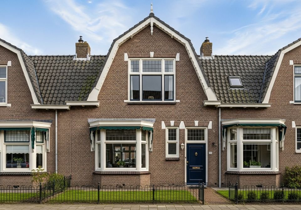 Narrow-Lot Rowhouse with Dutch Gable Roof in Brooklyn, NYC